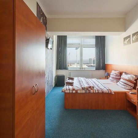 Cerny Andel Hotel Мост Екстериор снимка