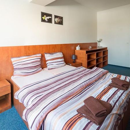 Cerny Andel Hotel Мост Екстериор снимка
