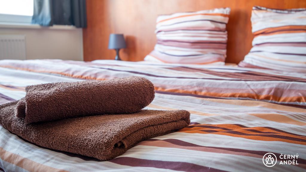 Cerny Andel Hotel Мост Екстериор снимка