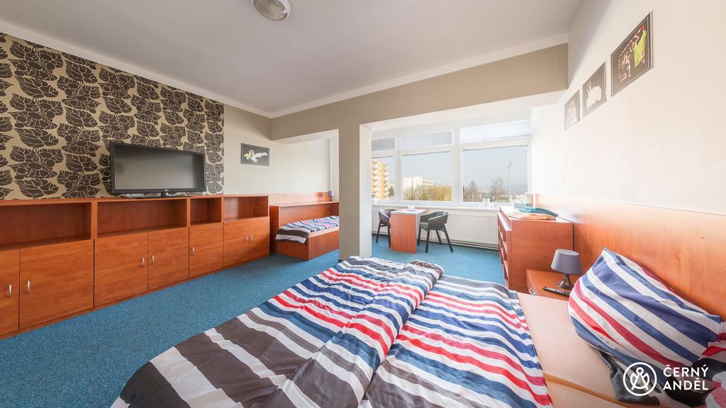 Cerny Andel Hotel Мост Екстериор снимка