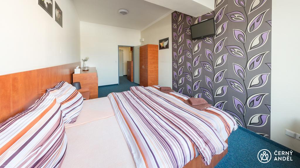 Cerny Andel Hotel Мост Екстериор снимка