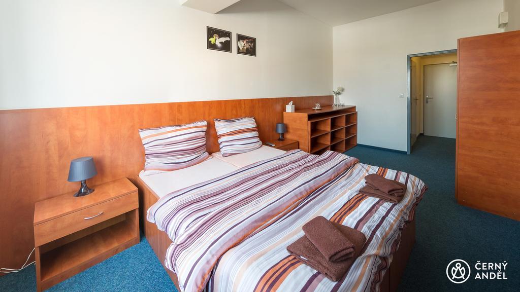 Cerny Andel Hotel Мост Екстериор снимка